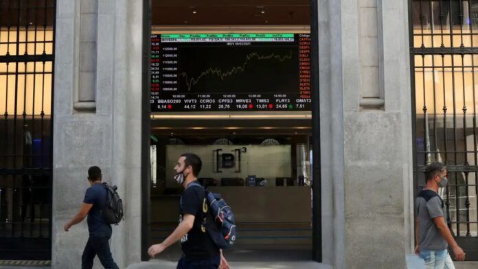 Ibovespa bate recorde histórico de 165 mil pontos enquanto dólar sobe para R$ 5,40