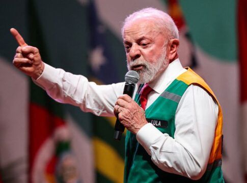 Lula gesticula durante discurso em evento em Brasília