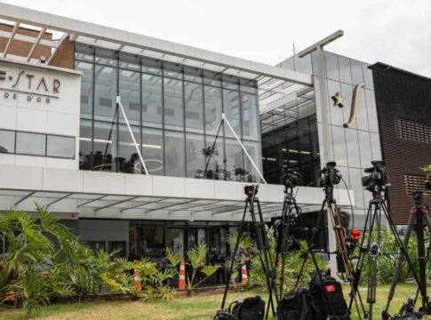 Bolsonaro apresenta crise de soluços e pressão alta após procedimento