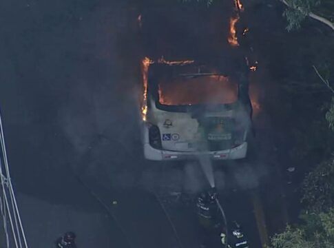 Ônibus pega fogo após pane elétrica na Zona Leste de São Paulo; ninguém ficou ferido