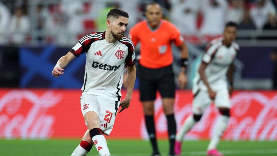 Imagem mostra o jogador do Flamengo Jorginho em campo, durante Copa Intercontinental 2025.