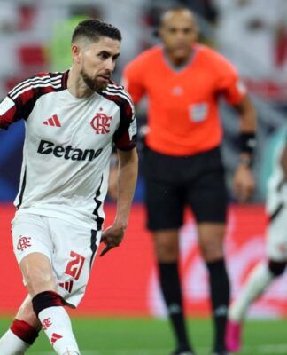 Imagem mostra o jogador do Flamengo Jorginho em campo, durante Copa Intercontinental 2025.