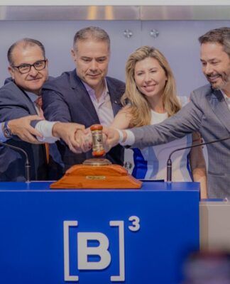 Empresários e o ministro dos Transportes batem o martelo no leilão realizado na B3