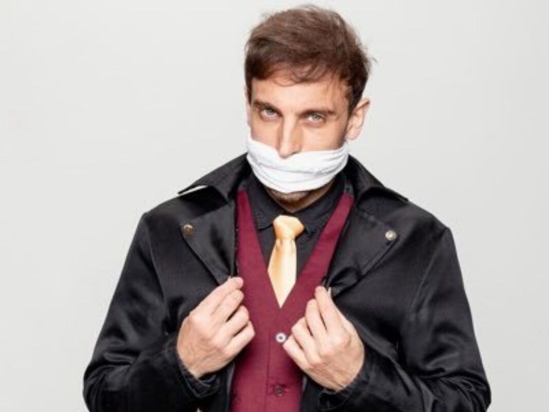 Em imagem, Leo Lins aparece com a boca 