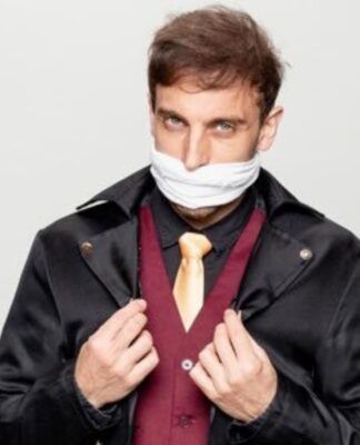 Em imagem, Leo Lins aparece com a boca 