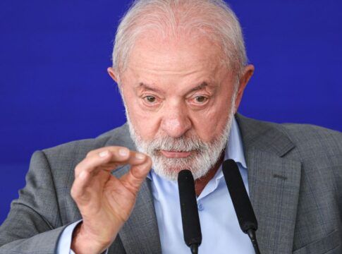 A imagem é um close-up que foca no rosto e na parte superior do tronco do presidente Luiz Inácio Lula da Silva, que está falando ou fazendo um pronunciamento.