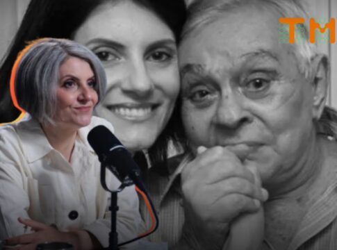 A imagem é uma montagem que combina uma cena atual da empresária e viúva de Chico Anysio, Malga Di Paula, em um estúdio de podcast ou entrevista, com uma foto de recordação em preto e branco dela e do humorista.