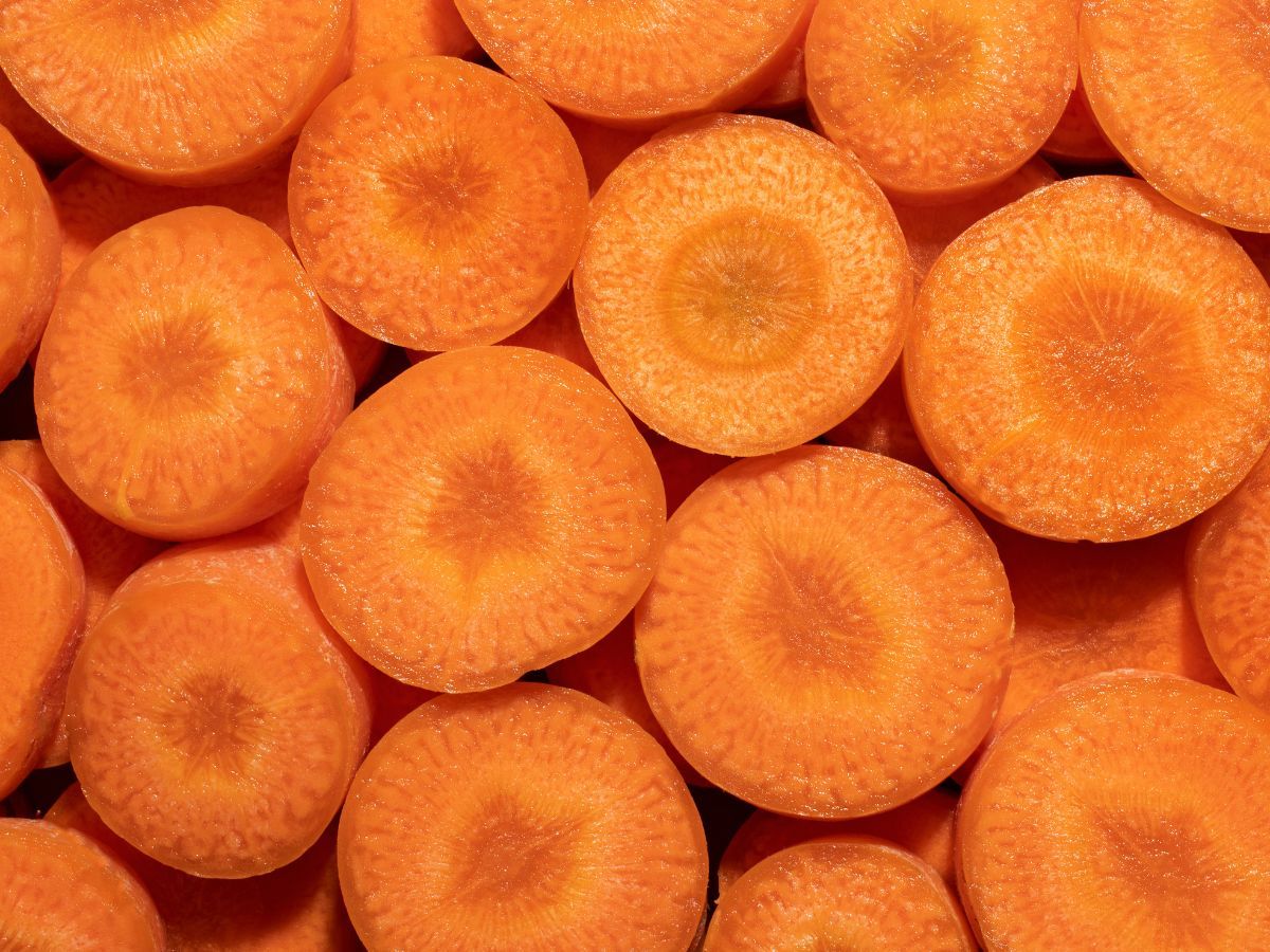 Na foto há diversas cenouras cortadas em rodelas.