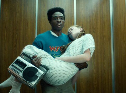 Em imagem da série, o personagem Lucas, tenta fugir do hospital do Max em seu colo