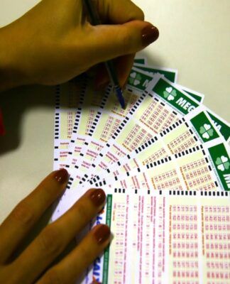 Pessoa fazendo aposta na mega sena