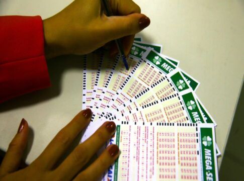 Pessoa fazendo aposta na mega sena