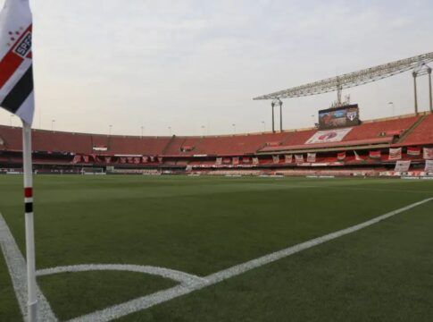 Esta é uma foto em plano aberto do gramado do Estádio Cícero Pompeu de Toledo, popularmente conhecido como Morumbi, a casa do São Paulo Futebol Clube (SPFC), com o nome comercial atual de Morumbis.