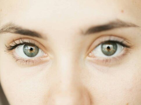 Foto dos olhos de uma mulher