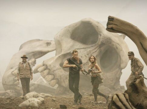 Imagem promocional do grupo de viajantes tentando conter Kong