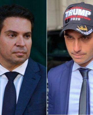 A imagem é uma montagem composta por dois retratos verticais lado a lado, apresentando duas figuras políticas proeminentes da direita brasileira. Ramagem é mostrado em um plano médio, do peito para cima, voltado levemente para a direita com um olhar sério e fixo. Eduardo é retratado de frente, mas com a cabeça levemente inclinada para baixo, olhando em direção à câmera. Eduardo usa um boné preto de estilo político norte-americano. Na frente do boné, lê-se em letras brancas e vermelhas: 