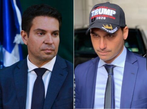 A imagem é uma montagem composta por dois retratos verticais lado a lado, apresentando duas figuras políticas proeminentes da direita brasileira. Ramagem é mostrado em um plano médio, do peito para cima, voltado levemente para a direita com um olhar sério e fixo. Eduardo é retratado de frente, mas com a cabeça levemente inclinada para baixo, olhando em direção à câmera. Eduardo usa um boné preto de estilo político norte-americano. Na frente do boné, lê-se em letras brancas e vermelhas: 