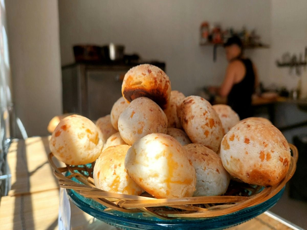 pães de queijo em cima de uma cesta