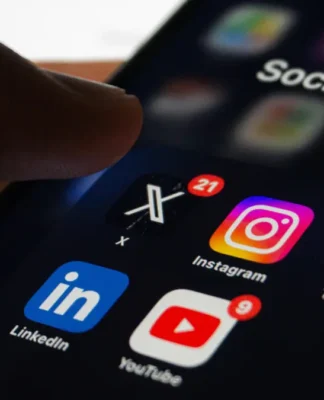 Apps de redes sociais em uma tela de celular: X/Twitter, Instagram, TikTok, LinkedIn e Youtube