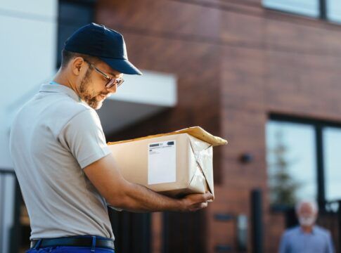 Em imagem ilustrada homem entrega encomendas