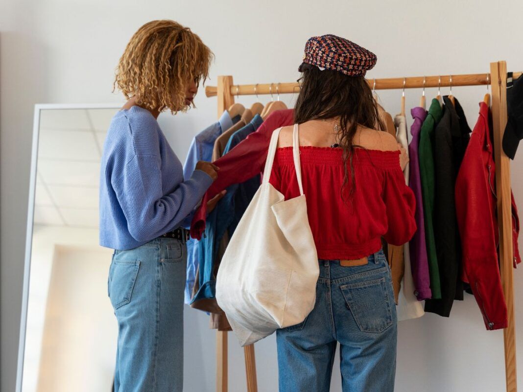 Em imagem ilustrativa, mulheres escolhe roupas