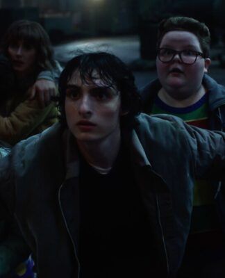 Em imagem da série de Stranger Things, Mike tenta proteger as crianças