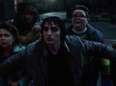 Em imagem da série de Stranger Things, Mike tenta proteger as crianças