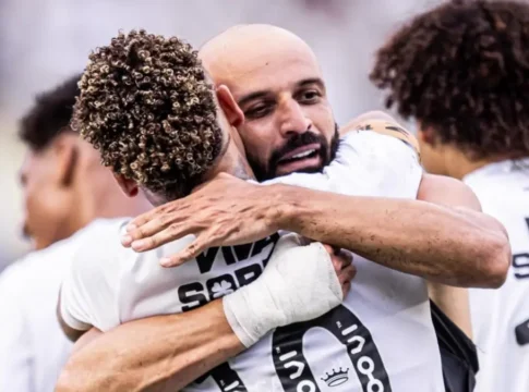 Thaciano e Neymar comemoram gol do Santos diante do Cruzeiro, pelo Brasileirão Série A 2025