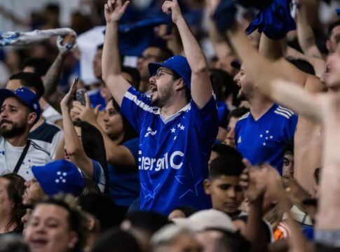 Torcedores atendem pedido de Leonardo Jardim e prestigiam treino do Cruzeiro