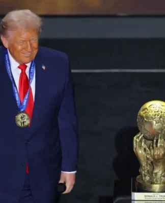Presidente dos Estados Unidos, Donald Trump recebe o Prêmio da Paz da FIFA durante o sorteio da Copa do Mundo 2026