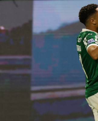 Vitor Roque celebra gol pelo Palmeiras