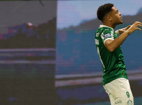 Vitor Roque celebra gol pelo Palmeiras