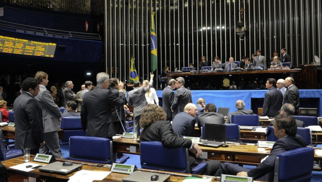 Senadores aprovam, em primeiro turno, a proposta que estabelece o voto aberto em todas as decisões do Legislativo (PEC 43/13).