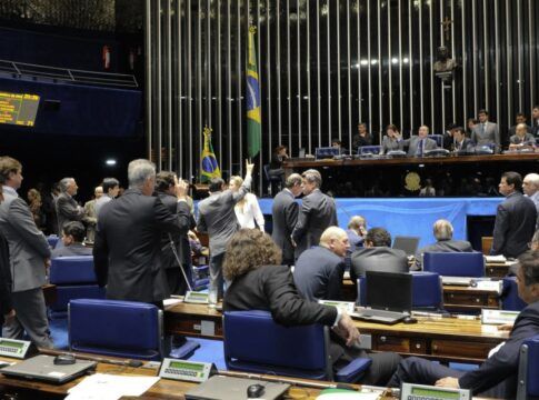 Senadores aprovam, em primeiro turno, a proposta que estabelece o voto aberto em todas as decisões do Legislativo (PEC 43/13).