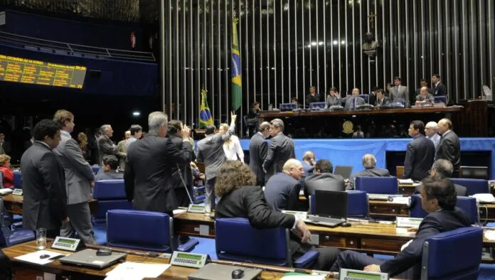 Senadores aprovam, em primeiro turno, a proposta que estabelece o voto aberto em todas as decisões do Legislativo (PEC 43/13).
