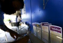 Apostadores fazem filas em casas lotéricas de Brasília. A Caixa Econômica Federal sorteia amanhã (12) a lotofácil da Independência.