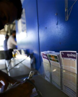 Apostadores fazem filas em casas lotéricas de Brasília. A Caixa Econômica Federal sorteia amanhã (12) a lotofácil da Independência.