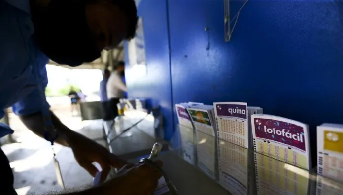 Apostadores fazem filas em casas lotéricas de Brasília. A Caixa Econômica Federal sorteia amanhã (12) a lotofácil da Independência.