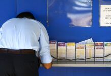 Apostadores fazem filas em casas lotéricas de Brasília.