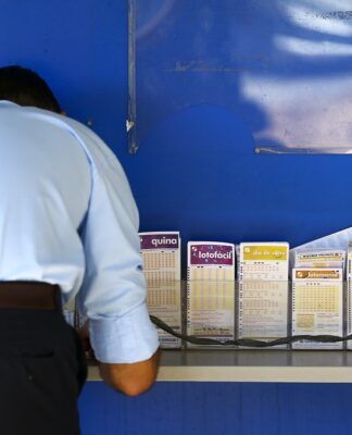 Apostadores fazem filas em casas lotéricas de Brasília.