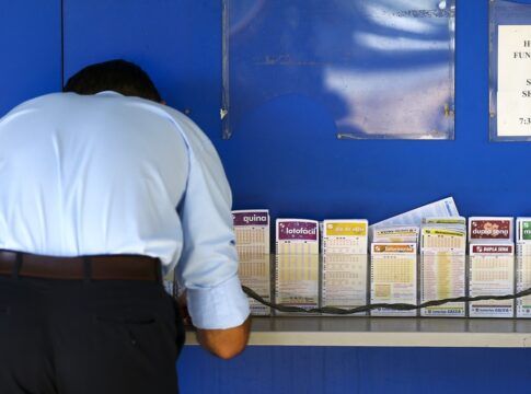 Apostadores fazem filas em casas lotéricas de Brasília.