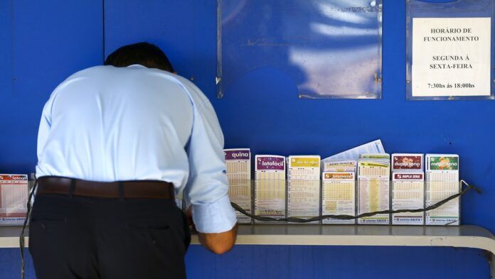 Apostadores fazem filas em casas lotéricas de Brasília. A Caixa Econômica Federal sorteia amanhã (12) a lotofácil da Independência.