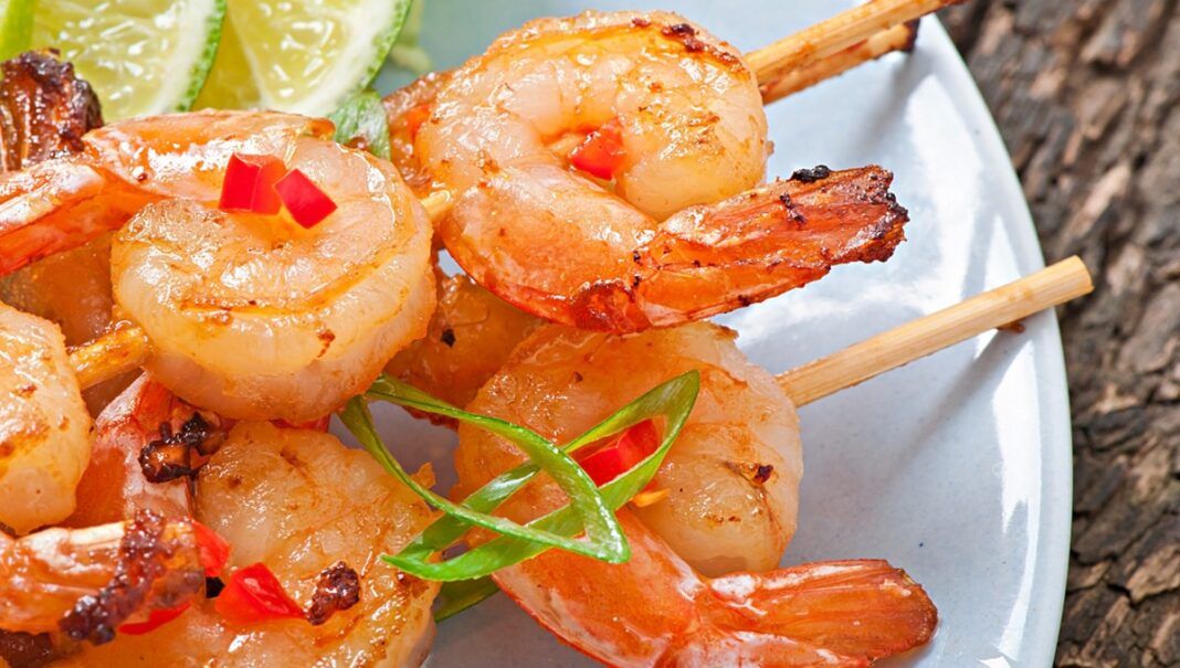 Camarões em salsa com alho e caramelo de soja