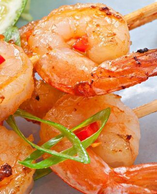 Camarões em salsa com alho e caramelo de soja