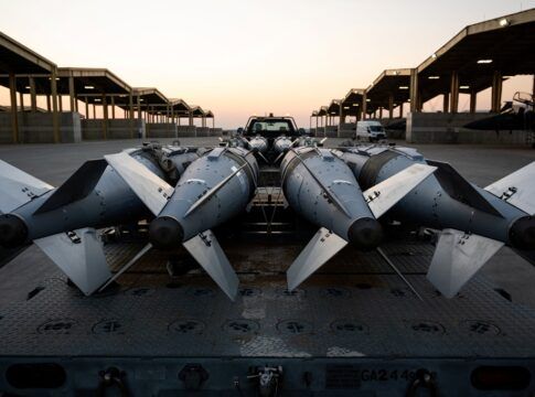 Militares da Força Aérea dos Estados Unidos preparam o carregamento de munições GBU-31 em caças F-15E Strike Eagle, na área de responsabilidade do Comando Central dos EUA, em 19/12/2025, em apoio à Operação Hawkeye Strike na Síria