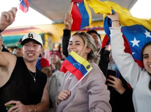 Venezuelanos em Miami comemoram a captura de Nicolás Maduro pelos Estados Unidos