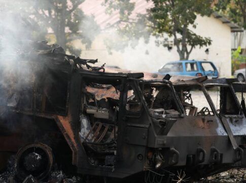 Venezuela: veículo destruído após ataques dos Estados Unidos em Caracas