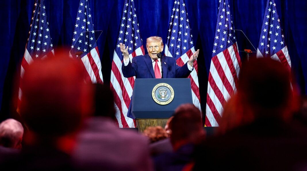 O presidente dos Estados Unidos, Donald Trump, discursa para republicanos da Câmara durante a conferência anual do partido, no Kennedy Center — rebatizado de Trump-Kennedy Center pelo conselho diretor indicado por Trump — em Washington, D.C.