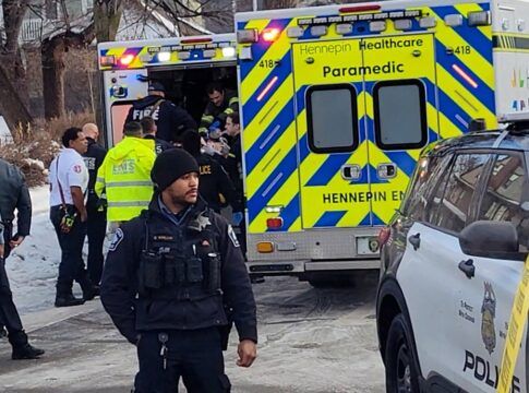 Socorristas realizam manobras de RCP em uma mulher enquanto ela é transferida para uma ambulância após ter sido baleada dentro de um veículo por um agente de imigração dos EUA, em Minneapolis