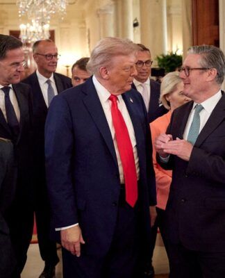 : O presidente dos Estados Unidos, Donald Trump, conversa com o primeiro-ministro do Reino Unido, Keir Starmer, ao lado do presidente da França, Emmanuel Macron, da primeira-ministra da Itália, Giorgia Meloni, da presidente da Comissão Europeia, Ursula von der Leyen, do secretário-geral da Otan, Mark Rutte, do presidente da Finlândia, Alexander Stubb, e do chanceler da Alemanha, Friedrich Merz, enquanto caminham durante uma reunião, em meio às negociações para encerrar a guerra da Rússia na Ucrânia com o presidente ucraniano Volodymyr Zelenskiy (não retratado), na Casa Branca, em Washington, D.C.