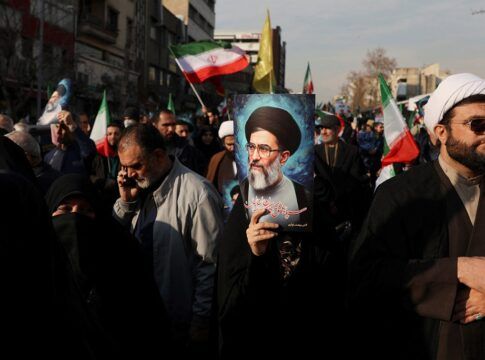 Iranianos participam de um ato pró-governo em Teerã, no Irã